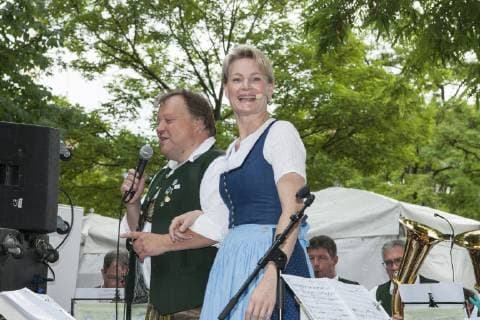 Muenchen, Fest der Blasmusik im Biergarten auf dem Viktualienmarkt mit den Oktoberfest Musikanten von Wolfgang Gruenbauer und Saengerin Gigi Pfundmair