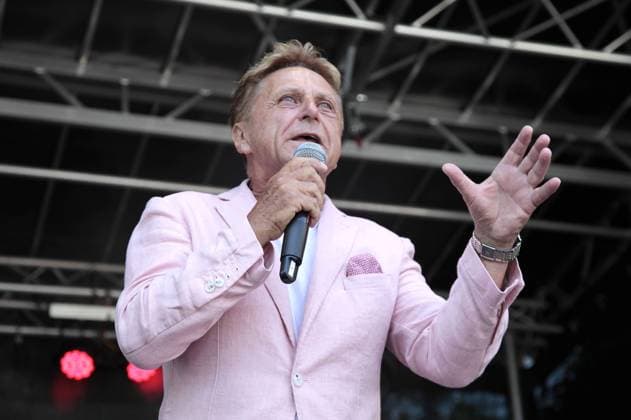 Hans-Jürgen Beyer live beim Stadtfest Coswig auf der Bühne am Rathaus. Coswig, 23.06.2019 *** Hans Jürgen Beyer live at the town festival Coswig on stage at the town hall Coswig, 23 06 2019 Foto:xM.xWehnertx xFuturexImage
