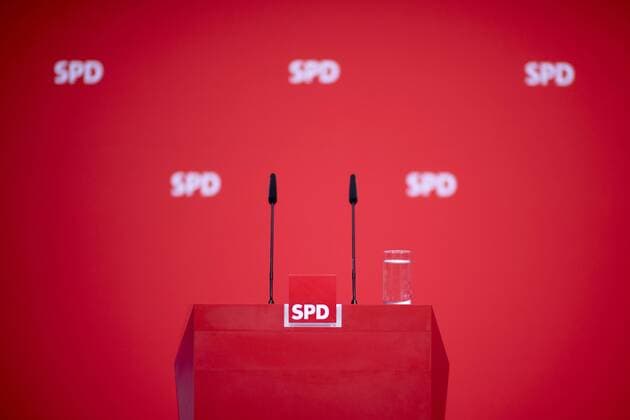 SPD DEU, Deutschland, Germany, Berlin, 24.06.2019 Pult mit Logo der SPD im Foyer waehrend der Pressekonferenz der SPD zur Nahles-Nachfolge fuer den Parteivorsitz im Willy-Brandt-Haus in Berlin, Deutschland. Logo of the SPD during a press conference after the meeting of the SPD Social Democratic party executive at the Willy Brandt House in Berlin, Germany, on June 24, 2019. The party will start a membership participation to initiate the new party chair.