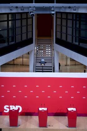 SPD DEU, Deutschland, Germany, Berlin, 24.06.2019 Pulte mit Logo der SPD im Foyer waehrend der Pressekonferenz der SPD zur Nahles-Nachfolge fuer den Parteivorsitz im Willy-Brandt-Haus in Berlin, Deutschland. Logo of the SPD during a press conference after the meeting of the SPD Social Democratic party executive at the Willy Brandt House in Berlin, Germany, on June 24, 2019. The party will start a membership participation to initiate the new party chair