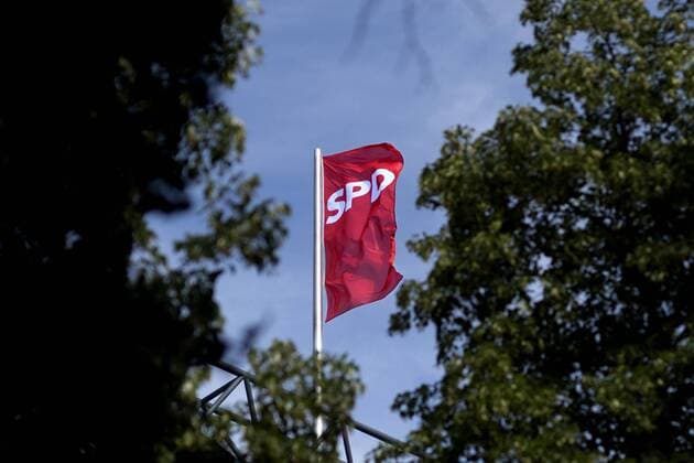 SPD DEU, Deutschland, Germany, Berlin, 24.06.2019 Rote Fahne der SPD im Wind auf dem Dach nach der Pressekonferenz der SPD zur Nahles-Nachfolge fuer den Parteivorsitz im Willy-Brandt-Haus in Berlin, Deutschland. Red flag of the SPD after a press conference after the meeting of the SPD Social Democratic party executive at the Willy Brandt House in Berlin, Germany, on June 24, 2019. The party will start a membership participation to initiate the new party chair