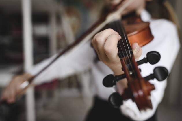 Tag der Musik am 21. Juni Close-up of girl playing violin model released Symbolfoto property released  EYAF00217
