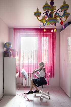 Girl sitting at the window at home playing violin model released Symbolfoto property released  EYAF00233