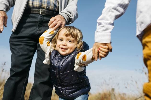 IMAGO Creative, Ostern, Bräuche, Osterspaziergang Portrait of happy little girl strolling with grandfather and brother hand in hand in nature model released Symbolfoto  JRFF03180