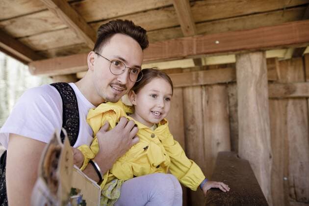Father and daughter in a wooden hut looking out model released Symbolfoto  KMKF00937