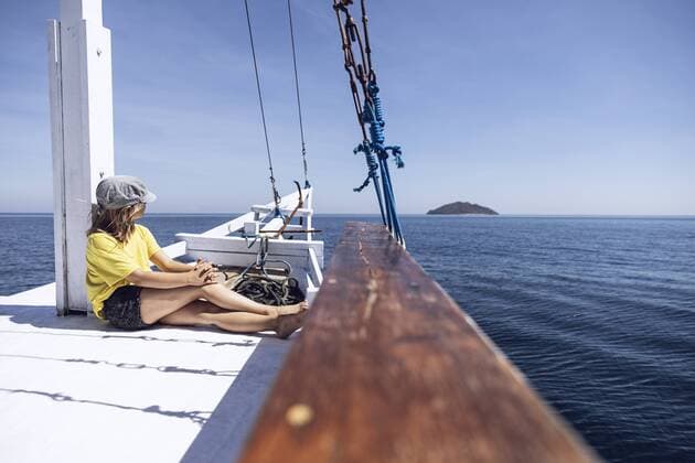 Indonesia, Komodo National Park, girl on a sailing boat model released Symbolfoto  MCF00122