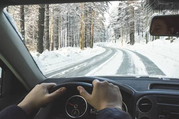 Finland, Kuopio, woman driving car in winter landscape model released Symbolfoto  PSIF00269