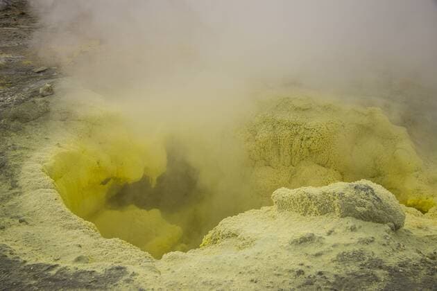 Russia, Kamchatka, smoking sulphur fumaroles on Mutnovsky volcano  RUNF01988