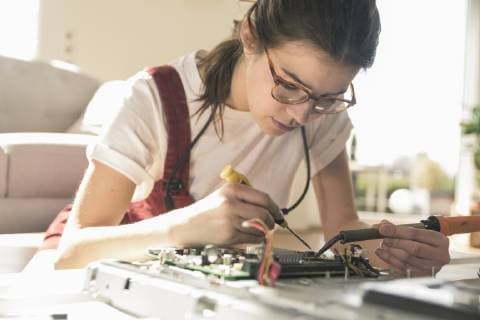IMAGO Nature: Unsere Erde, Umweltverträgliche Herausforderungen, Recycling Young woman working on computer equipment at home model released Symbolfoto property released  UUF17274