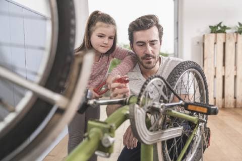 IMAGO Nature: Unsere Erde, Umweltverträgliche Herausforderungen, Recycling Young man and little girl repairing bicycle together model released Symbolfoto property released  UUF17367