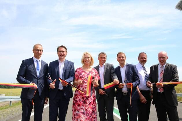 News Themen der Woche KW26 News Bilder des Tages Freigabe am Dienstag (25.6.2019) bei Stönkvitz (Landkreis Vorpommern Rügen) für den letzten Abschnitt des neuen Rügenzubringers im Zuge der Bundesstraße 96n (B 96n). Beim Durchschneiden des Bandes: Dirk Brandenburger, technischer Geschäftsführer der Deges (Deutsche Einheit Fernstraßenplanungs- und -baugesellschaft), Bundesverkehrsminister Andreas Scheuer, Ministerpräsidentin Manuela Schwesig, Landrat des Landkreises Rügen Stefan Kerth, Patrick Dahlemann Parlamentarischer Staatssekretär, Dr.-Ing. Alexander Badrow Oberbürgermeister der Hansestadt Stralsund und Christian Pegel Infrastrukturminister des Landes MV (v.l.). *** Release on Tuesday 25 6 2019 at Stönkvitz Landkreis Vorpommern Rügen for the last section of the new Rügen feeder road in the course of the Bundesstraße 96n B 96n Cutting the ribbon Dirk Brandenburger, Techni