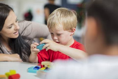 IMAGO Creative: Gesellschaft, Integration Pre-school teacher playing with child in kindergarten model released Symbolfoto property released  ZEF15428