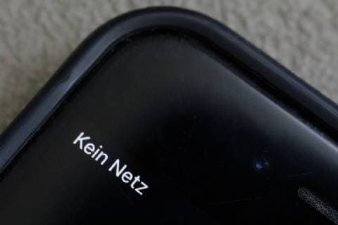 Symbolfoto zum Thema Funkloch. Auf einem Smartphone ist der Schriftzug Kein Netz zu lesen. Berlin, 25.06.2019 Berlin Deutschland *** Symbol photo on the subject of a radio hole On a smartphone, the words No net to read Berlin, 25 06 2019 Berlin Germany Copyright: xThomasxTrutschel photothek.netx