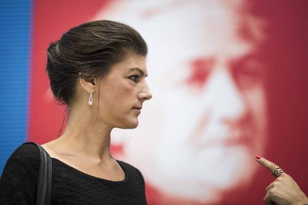 News Bilder des Tages Sahra Wagenknecht, Fraktionsvorsitzende von Die LINKE, aufgenommen vor einem Bild von Clara Zetkin vor der letzten Fraktionssitzung vor der Sommerpause in Berlin, 25.06.2019. Berlin Deutschland
