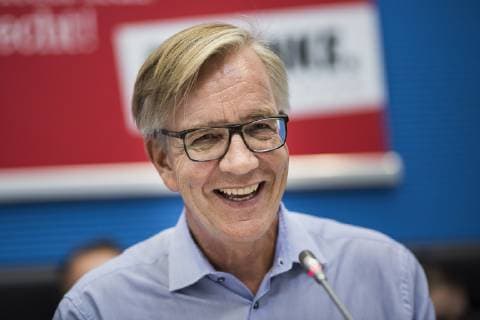Dietmar Bartsch, DIE LINKE Fraktionsvorsitzender, aufgenommen vor einem Bild von Clara Zetkin vor der letzten Fraktionssitzung vor der Sommerpause in Berlin, 25.06.2019. Berlin Deutschland