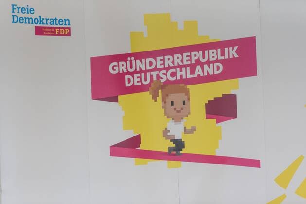 Feature Bild Fraktionen im Bundestag Deutschland, Berlin - 25.06.2019: Im Bild ist das Logo der Fraktion Freie Demokraten (FDP) auf der Pressewand mit dem Spruch GRünderrepublik Deutschland im Bundestag zu sehen. Berlin Bundestag Berlin Deutschland