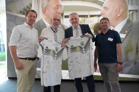 25.06.2019 Bad Vilbel FFH-Funkhaus 30 Jahre FFH Tschüss HDH Radio Tele FFH feiert ihren 30. Geburtstag , und den Abschied von Hans-Dieter Hillmoth (HDH) Bild zeigt Ralf Köttger (DFB Head of Media) Hans-Dieter Hillmoth (HDH) den neuen Geschäftsführer Marco Maier, und DFB Pressechef Jens Grittner *** 25 06 2019 Bad Vilbel FFH Funkhaus 30 Jahre FFH Tschüss HDH Radio Tele FFH celebrates its 30th birthday , and the farewell of Hans Dieter Hillmoth HDH picture shows Ralf Köttger DFB Head of Media Hans Dieter Hillmoth HDH the new managing director Marco Maier, and DFB press officer Jens Grittner