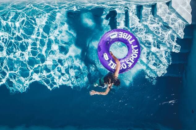 Kaprun THEMENBILD - eine jugendliche auf einem Schwimmreifen im Swimmingpool an einem heissen Sommertag, aufgenommen am 25. Juni 2019 in Kaprun, Oesterreich a teenager on a swimming tire in the swimming pool on a hot summer day, Kaprun, Austria on 2019 06 25.