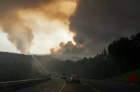 IMAGO Nature: Unsere Erde, Klimawandel, Waldbrände June 26, 2019 - Sterling, Alaska, U.S. - Single-lane traffic follows a pilot car June 26, 2019, through the Swan Lake fire burning through spruce forest near Sterling, Alaska. More than 500 people are working to keep the fire away from the highway, power transmission lines and a nearby community. The fire, larger than 40,000 square acres, was about 10 percent contained according the the Kenai Peninsula Borough s Office of Emergency Management. Sterling U.S. - ZUMAms2_ 20190626_sha_ms2_786 Copyright: xM.xScottxMoonx