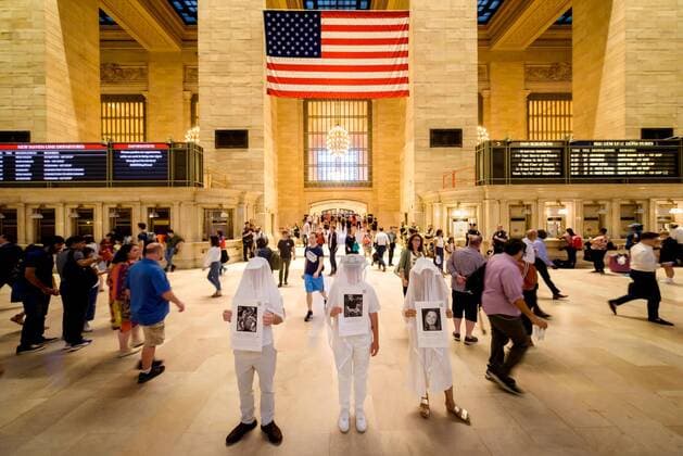 News Themen der Woche KW26 News Bilder des Tages NYC: Silent vigil on PTSD awareness day Activist group Gays Against Guns held a silent vigil in Grand Central Station on June 27, 2019 to help raise awareness about PTSD bringing their iconic ‘Human Beings’ - silent figures veiled and dressed in white who honor gun violence victims, holding placards to highlight the forgotten victims of PTSD who take their own lives. New York New York United States Grand Central Station  ErikxMcGregor