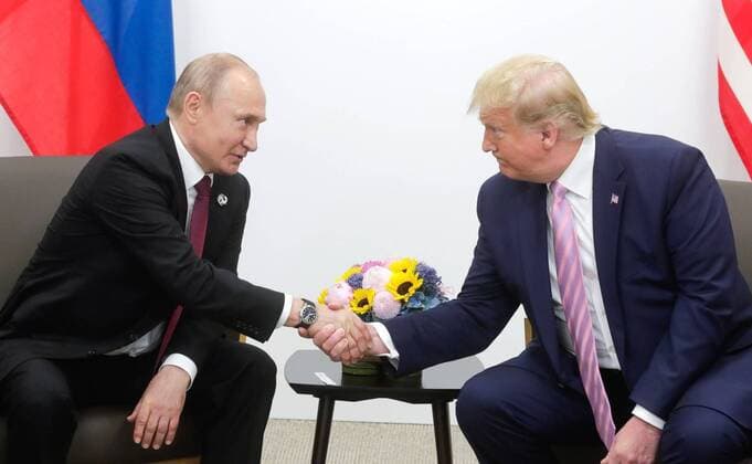 News Themen der Woche KW26 News Bilder des Tages June 28, 2019. - Japan, Osaka. - Russian President Vladimir Putin and U.S. President Donald Trump (right) during a bilateral meeting at the Group of 20 (G20) leaders summit. KremlinxPool 