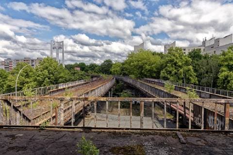 Reaktivierung stillgelegte Siemensbahn 2019-06-28, Berlin, Deutschland Finanzierungsvereinbarung für Planungen zur schnellen Reaktivierung der 1980 stillgelegten S-Bahn nach Siemensstadt zwischen Berlin und der Deutschen Bahn AG im Zusammenhang mit den Investitionen der Siemens AG in einen Gründer-Campus. Im Bild die stählernen Viadukte und der ehemalige Bahnhof Wernerwerk.