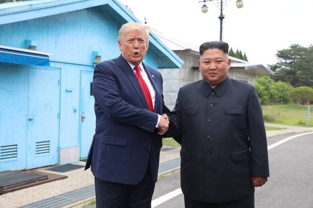 News Themen der Woche KW26 News Bilder des Tages (190630) -- PANMUNJOM, June 30, 2019 -- U.S. President Donald Trump meets with Kim Jong Un, top leader of the Democratic People s Republic of Korea (DPRK), in the inter-Korean border village of Panmunjom on June 30, 2019. NEWSIS) DONALD TRUMP-KIM JONG UN-MEETING WangxJingqiang 