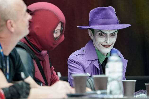 Entertainment Themen der Woche KW26 News Bilder des Tages Der Joker (rechts) als Mitglied der Jury beim Cosplay Contest auf der Convention im Atrium, Cosplayer (kosupure), Wettbewerb, Fan in Verkleidung, Fans, Nerds, Verkleidungstrend, Science Fiction, 30.06.2019, Stuttgart (Deutschland), Event, Messe, CCON, Comic Con Germany 2019 Stuttgart *** The Joker right as member of the jury at the Cosplay Contest at the Convention in the Atrium, Cosplayer kosupure , competition, fan in disguise, fans, nerds, disguise trend, science fiction, 30 06 2019, Stuttgart Germany , Event, Messe, CCON, Comic Con Germany 2019 Stuttgart xozx