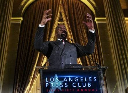 June 30, 2019 - Los Angeles, California, U.S - Magic Johnson introduces CBS2 KCAL9 sports anchor Jim Hill, who receives The Joseph M. Quinn Award in the Los Angeles Press Clubs 61st SoCal Journalism Awards Gala on Sunday, June 30, 2019 in Los Angeles. Los Angeles U.S. - ZUMAc68_ 20190630_zaf_c68_010 Copyright: xRingoxChiux