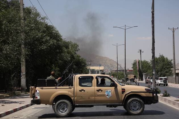 News Themen der Woche KW27 News Bilder des Tages (190701) -- KABUL, July 1, 2019 -- Members of Afghan security forces stand guard near the blast site in Kabul, capital of Afghanistan on July 1, 2019. Up to 34 people have been confirmed dead and 68 injured people have been taken to hospitals after a powerful blast rocked Kabul in the morning rush hour on Monday, local broadcaster the Tolo TV reported. ) AFGHANISTAN-KABUL-EXPLOSION RahmatxAlizadah 