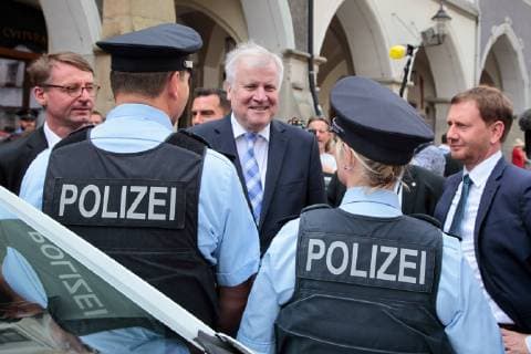 Görlitz, 01.07.2019 Im Bild: Bundesinnenminister Horst Seehofer Gemeinsam mit Ministerpräsident Michael Kretschmer (CDU) besucht Bundesinnenminister Horst Seehofer (CSU) Görlitz. Geplant ist die Unterzeichnung eines Memorandum of Unterstanding . Auch der sächsische Innenminister Roland Wöller ist bei dem Treffen beteiligt. Görlitz - Bundesinnenminister Horst Seehofer (CSU) besucht Neißestadt