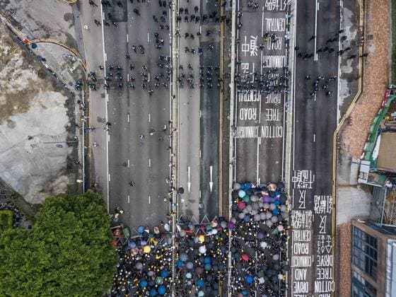 News Themen der Woche KW27 News Bilder des Tages July 1, 2019, Hong Kong, China: Aerial view of the anti government protester s front line and the police cordon during the standoff between the police and demonstrators. Thousands of anti government protesters faced off with riot police and occupy major roads around the Hong Kong government complex during the 22nd anniversary of Hong Kong return to Chinese rule. Hong Kong China - ZUMAs197 20190701_zaa_s197_010 Copyright: xGeovienxSox