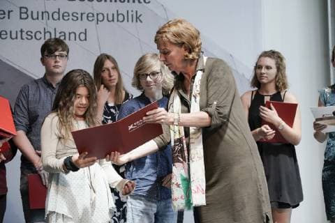 01.07.2019 Landespreisverleihung Nordrhein-Westfalen, Geschichtswettbewerb des Bundespräsidenten im Haus der Geschichte in Bonn. Yvonne Gebauer, Ministerin für Schule und Bildung NRW mit den Preisträgern und Publikum Bonn Haus der Geschichte NRW Deutschland