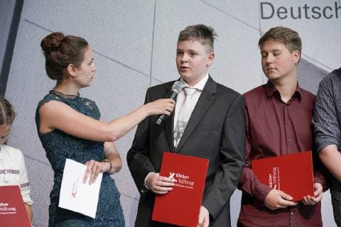 01.07.2019 Landespreisverleihung Nordrhein-Westfalen, Geschichtswettbewerb des Bundespräsidenten im Haus der Geschichte in Bonn. Moderatorin Selina Marx, SWR, im Gespräch mit den Preisträgern Bonn Haus der Geschichte NRW Deutschland