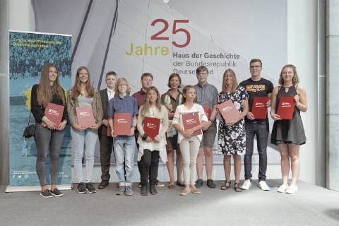 01.07.2019 Landespreisverleihung Nordrhein-Westfalen, Geschichtswettbewerb des Bundespräsidenten im Haus der Geschichte in Bonn. Yvonne Gebauer, Ministerin für Schule und Bildung NRW mit den Preisträgern und Publikum Bonn Haus der Geschichte NRW Deutschland