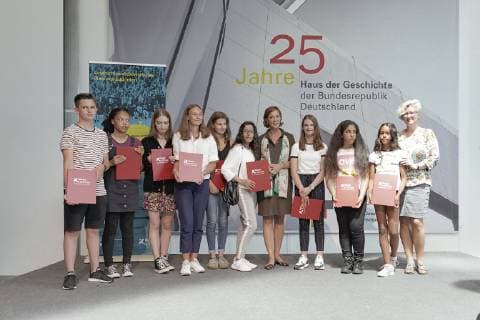 01.07.2019 Landespreisverleihung Nordrhein-Westfalen, Geschichtswettbewerb des Bundespräsidenten im Haus der Geschichte in Bonn. Yvonne Gebauer, Ministerin für Schule und Bildung NRW mit den Preisträgern und Publikum Bonn Haus der Geschichte NRW Deutschland