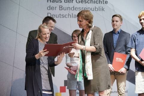 01.07.2019 Landespreisverleihung Nordrhein-Westfalen, Geschichtswettbewerb des Bundespräsidenten im Haus der Geschichte in Bonn. Yvonne Gebauer, Ministerin für Schule und Bildung NRW mit den Preisträgern und Publikum Bonn Haus der Geschichte NRW Deutschland