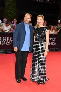 Ralph Fiennes und Diana Iljine (Leiterin Filmfest München) Cinemerit Gala Cinemerit Award 2019 Ehrung, Preis, Auszeichnung Festivalzentrum Gaststeig München 01. Juli 2019