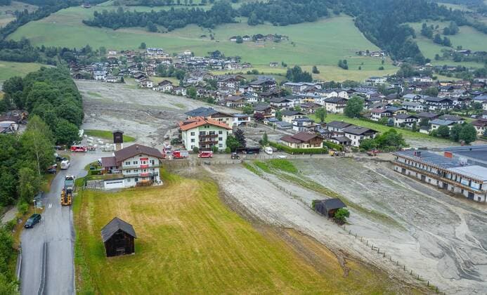 News Themen der Woche KW27 Uttendorf 01.07.2019, Uttendorf, AUT, Murenabgang in Uttendorf, im Bild Aufraeumarbeiten nach dem schweren Unwetter und dem Murenabgang bis in die Ortschaft Removal work after the heavy storm and mudslide into the village of Uttendorf , Austria on 2019 07 01. *** Uttendorf 01 07 2019, Uttendorf, AUT, mudslide exit in Uttendorf, in the picture clean-up work after the heavy thunderstorm and the mudslide exit to the village Removal work after the heavy storm and mudslide into the village of Uttendorf , Austria on 2019 07 01  EX_FEI