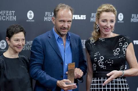 Gabrielle Tana, Ralph Fiennes und Diana Iljine bei der CineMerit-Gala zu Ehren von Ralph Fiennes mit der Premiere von The White Crow auf dem 37. Filmfest München 2019 im Festivalzentrum Gasteig. München, 01.07.2019