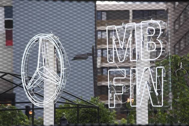 Emblem der Mercedes-Benz Fashion Week in Berlin am 02.07.19. Nur mit Unterwaesche bekleidet und Protest-Schildern vor der teils nackten Brust demonstrieren Unterstuetzerinnen der Tierschutzorganisation PETA am Dienstagmorgen (02.07.19) auf der Fashion Week in Berlin. Unter dem Motto Lieber nackt als in Pelz, Leder, Wolle, Daunen oder Seide appellieren die Teilnehmerinnen an Einkaeufer und Verbraucher, sich ueber das Tierleid in der Modeindustrie zu informieren. Anlaesslich des 25-jaehrigen Jubilaeums von PETA Deutschland liess die Organisation mit der Aktion einen ihrer bekanntesten Demo-Klassiker aufleben. Die Tierschutzorganisation setzt sich fuer die Verwendung rein pflanzlicher oder synthetischer Materialien bei Fashion Labels und in der Bekleidungsbranche ein. Mercedes-Benz Fashion Week in Berlin