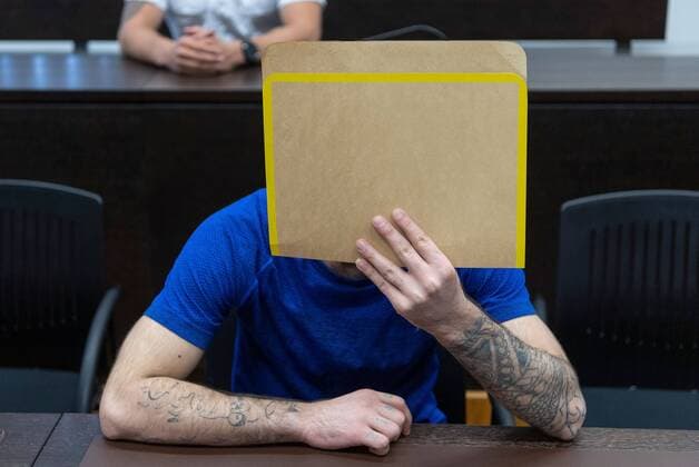 News Themen der Woche KW27 News Bilder des Tages 02.07.2019, xfux, News Prozesse, Plaedoyer im Prozess gegen Ali B. im Fall Susanna, deloka, emonline, delahe, v.l. Der Angeklagte Ali B. im Mordfall Susanne verdeckt beim Betreten des Verhandlungssaals am Landgericht in Wiesbaden sein Gesicht vor den Kamera der Fotografen. Die Strafkammer wirft dem aus dem Irak stammenden Fluechtling vor, im vergangenen Mai die aus Mainz stammenden 14-jaehrige Susanna F. vergewaltigt und erwuergt zu haben. Im Prozess sollen an diesem Dienstag (02.07.2019) die Plaedoyers von Anklage und Verteidigung gehalten werden. Wichtiger Hinweis: Der Taeter muss laut Anordnung des Gerichts unkenntlich gemacht werden. Außerdem darf sein voller Name nicht genannt werden! Wiesbaden *** 02 07 2019, xfux, News Trials, Plaedoyer in the trial against Ali B in the case Susanna, deloka, emonline, delahe, v l The defendant Al