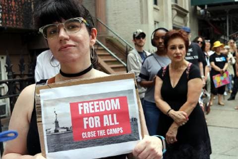 News Bilder des Tages July 2, 2019 - New York City, New York, US - A diverse crowd of activists rallied outside the Middle Collegiate Church in New York s East Village on 2 July, 2019, to sent a message to members of Congress who are in their home districts for the Fourth of July holiday, that immigrants children are denied soap and toothbrushes, while crowded into unsafe United States Customs and Border Protection (CBP) and U.S. Immigration and Customs Enforcement (ICE) detention across the USA. And some dying in custody-or dying with parents as they cross the Rio Grande. New York City US - ZUMAl135 20190702_zap_l135_007 Copyright: xG.xRonaldxLopezx