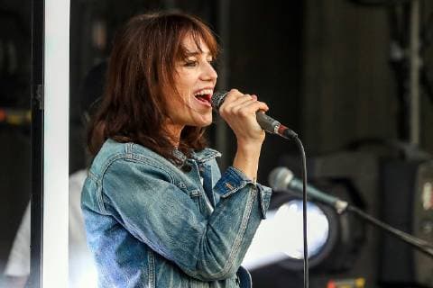 Entertainment Bilder des Tages ST PETERSBURG, RUSSIA - JULY 2, 2019: British French singer Charlotte Gainsbourg performs on New Holland Island in St Petersburg. Peter Kovalev TASS  TS0B1C02