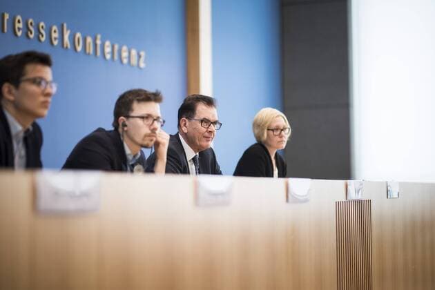 News Themen der Woche KW27 (L-R) Felix Finkbeiner, Gruender der Jungendinitiative Plant-for-the-Planet, Dr. Jean-Francois Bastin, Lead-Author der Studie, und Bundesentwicklungsminister Gerd Mueller, CSU, aufgenommen im Rahmen der Bundespressekonferenz zur Vorstellung der Studie Nachweis zur Senkung der Erderwaermung durch Waldaufbau in Berlin, 03.07.2019. Berlin Germany *** L R Felix Finkbeiner, founder of the Plant for the Planet youth initiative, Dr Jean Francois Bastin, lead author of the study, and German Development Minister Gerd Mueller, CSU, admitted at the Federal Press Conference to present the study Evidence of reducing global warming through forest regeneration in Berlin, 03 07 2019 Berlin Germany Copyright: xFlorianxGaertner photothek.netx
