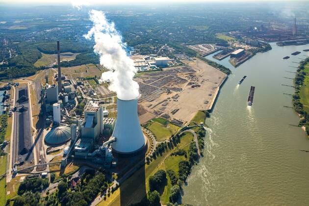 IMAGO Nature: Unsere Erde, Energiequellen, Kohlekraftwerke Luftbild vom Logistikstandort logport VI in Duisburg-Walsum am Rhein auf der Brache einer ehemaligen Papierfabrik nahe Steinkohlekraftwerk, Kohlekraftwerk STEAG und Getränkelogistik RheinfelsQuellen H. Hövelmann GmbH & Co. KG in Duisburg im Ruhrgebiet im Bundesland Nordrhein-Westfalen in Deutschland. !ACHTUNGxMINDESTHONORARx60xEURO! *** Aerial photograph of the logistics location logport VI in Duisburg Walsum am Rhein on the fallow land of a former paper mill near coal-fired power station, coal-fired power station STEAG and beverage logistics RheinfelsQuellen H Hövelmann GmbH Co KG in Duisburg in the Ruhr area in the federal state of North Rhine-Westphalia in Germany ATTENTIONxMINDESTHONORARx60xEURO