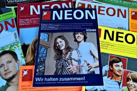 Neon Magazin fuer Lifestyle und Mode. Die Zeitschrift Neon erschien vom 23. Juni 2003 bis zum 18. Juni 2018 monatlich als Printausgabe im Hamburger Verlagshaus Gruner und Jahr als Line Extension der Zeitschrift Stern. Am 18. April 2018 gab das Verlagshaus bekannt, dass die Printversion des Magazins eingestellt wird. Die Einstellung wurde mit der zuletzt massiv gesunkenen Auflage begruendet *** Neon Magazine for Lifestyle and Fashion The magazine Neon was published monthly from 23 June 2003 to 18 June 2018 as a print edition in the Hamburg publishing house Gruner and Jahr as a line extension of the magazine Stern On 18 April 2018, the publishing house announced that the print version of the magazine would be discontinued The reason for the discontinuation was the recent massive decline in circulation