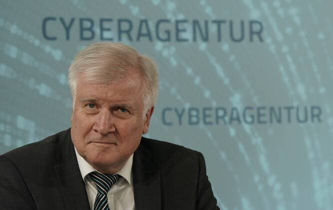 News Themen der Woche KW27 News Bilder des Tages Cyberagentur des Bundes Vor der Unterzeichnung einer Absichtserklärung zur Errichtung der Cyberagentur des Bundes spricht der Bundesinnenminister Horst Seehofer (CDU)auf dem Flughafen Leipzig Halle zusammen. Die Cyberagentur ist ein Baustein der Bundesregierung zum Schutz der Bürgerinnen und Bürger im Cyberraum. Aufgabe der Cyberagentur wird es sein, Innovationen zu identifizieren und konkrete Aufträge für die Entwicklung von Lösungsmöglichkeiten zu vergeben. Die Auswahl des Standortes im Mitteldeutschen Revier ist Bestandteil der Heimatstrategie der Bundesregierung und es bis zum Jahre 2022 rund 100 neue Arbeitsplätze entstehen. Schkeuditz Sachsen Deutschland *** Federal Cyber Agency Before signing a declaration of intent to set up the Federal Cyber Agency, Federal Interior Minister Horst Seehofer, CDU, speaks together at Leipzi