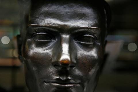 Eine Ausstellung zum Hitler-Attentat 1944 ist von Donnerstag (04.07.2019) an im Militaerhistorischen Museum der Bundeswehr in Dresden zu sehen. (Foto vom 03.07.2019 bei der Pressevorbesichtigung: Bueste von Claus Schenk Graf von Stauffenberg von Frank Mehnert) Anhand von mehr als 20 Plakaten und Originaldokumenten wird die Geschichte des tiefgreifenden Ereignisses vermittelt. Herausragendes Exponat der Zeitreise in Dresden ist eine Filmkulisse aus der US-amerikanisch-deutschen Produktion Operation Walkuere von 2009. In dem original nachgebauten Besprechungsraum der Lagebaracke Wolfsschanze kann der Besucher die Situation kurz vor der Detonation von Claus Graf Schenk von Stauffenbergs Bombe nachvollziehen. (Siehe epd-Bericht vom 03.07.2019) Ausstellung zum Hitler-Attentat 1944