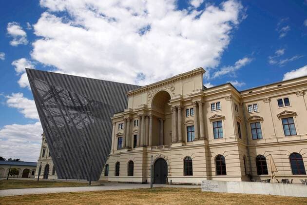 Eine Ausstellung zum Hitler-Attentat 1944 ist von Donnerstag (04.07.2019) an im Militaerhistorischen Museum der Bundeswehr in Dresden (Foto) zu sehen. (Foto vom 03.07.2019 bei der Pressevorbesichtigung) Anhand von mehr als 20 Plakaten und Originaldokumenten wird die Geschichte des tiefgreifenden Ereignisses vermittelt. Herausragendes Exponat der Zeitreise in Dresden ist eine Filmkulisse aus der US-amerikanisch-deutschen Produktion Operation Walkuere von 2009. In dem original nachgebauten Besprechungsraum der Lagebaracke Wolfsschanze kann der Besucher die Situation kurz vor der Detonation von Claus Graf Schenk von Stauffenbergs Bombe nachvollziehen. (Siehe epd-Bericht vom 03.07.2019) Ausstellung zum Hitler-Attentat 1944